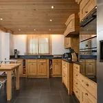 Villa Luxurious 5 Bedroom With Modern Charm