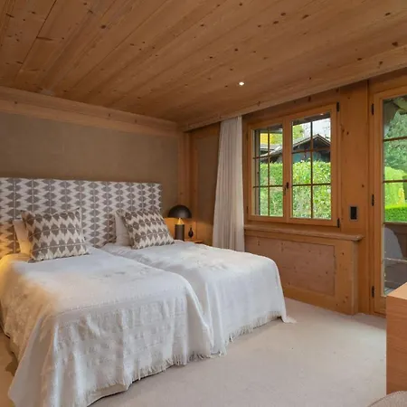 Luxurious 5 Bedroom With Modern Charm 别墅