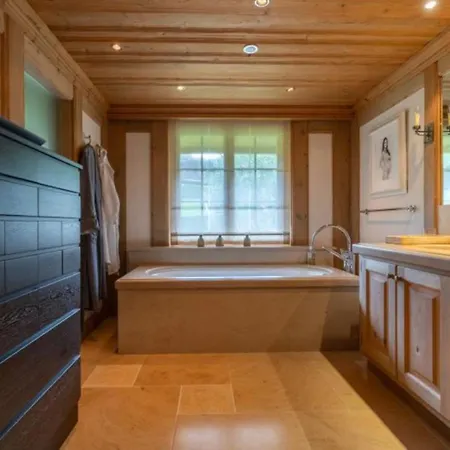 Luxurious 5 Bedroom With Modern Charm 别墅 *