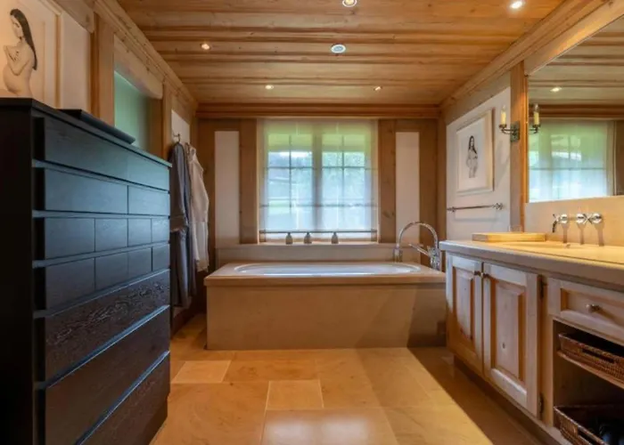 Luxurious 5 Bedroom With Modern Charm Villa *